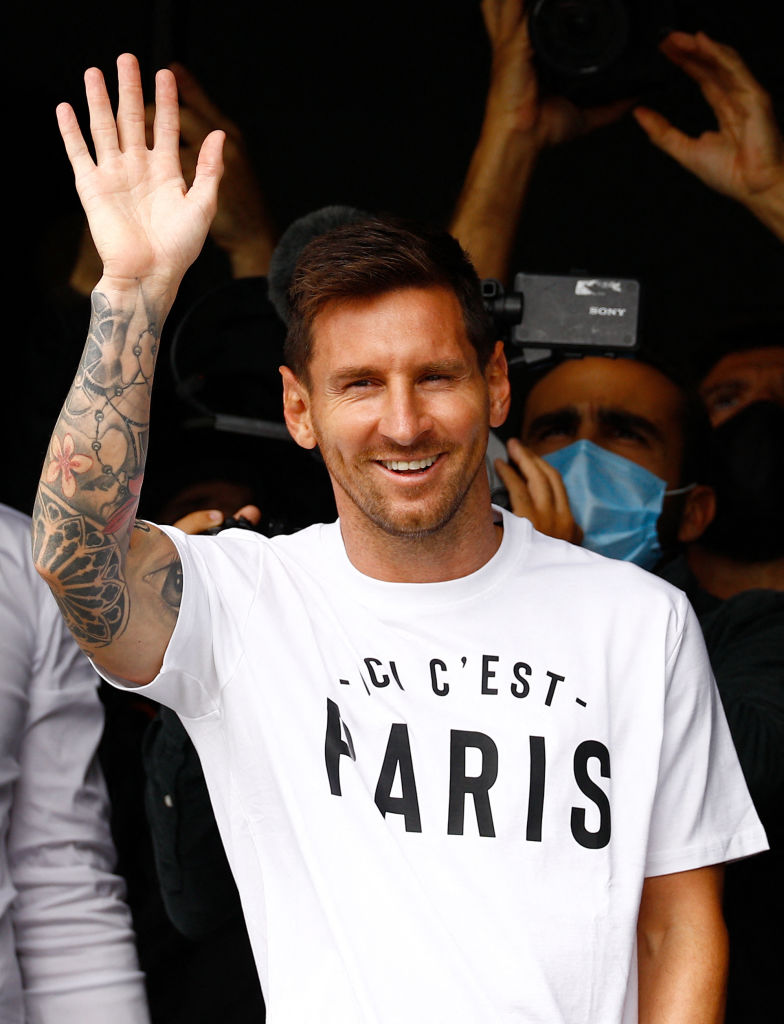 Con remera y barbijo haciendo referencia a su nuevo club y ciudad, Messi saludó a los hinchas desde una ventana rodeado de cámaras.