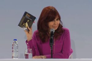Cristina Kirchner le contestó a Alberto Fernández: “Perón cazó la lapicera y no la largó más”